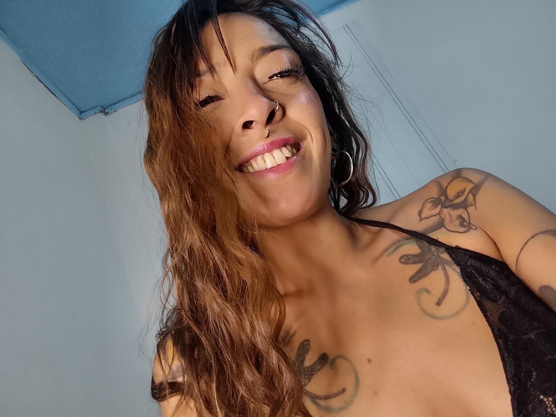 Image of cam model IsaChaud from XloveCam