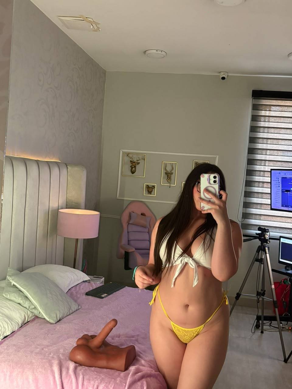 Image of cam model MadeleynRouse from XloveCam