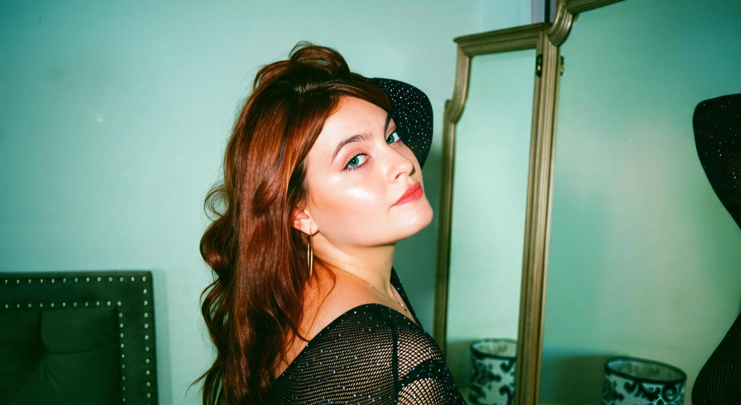 Image of cam model VeraLuxe from XloveCam
