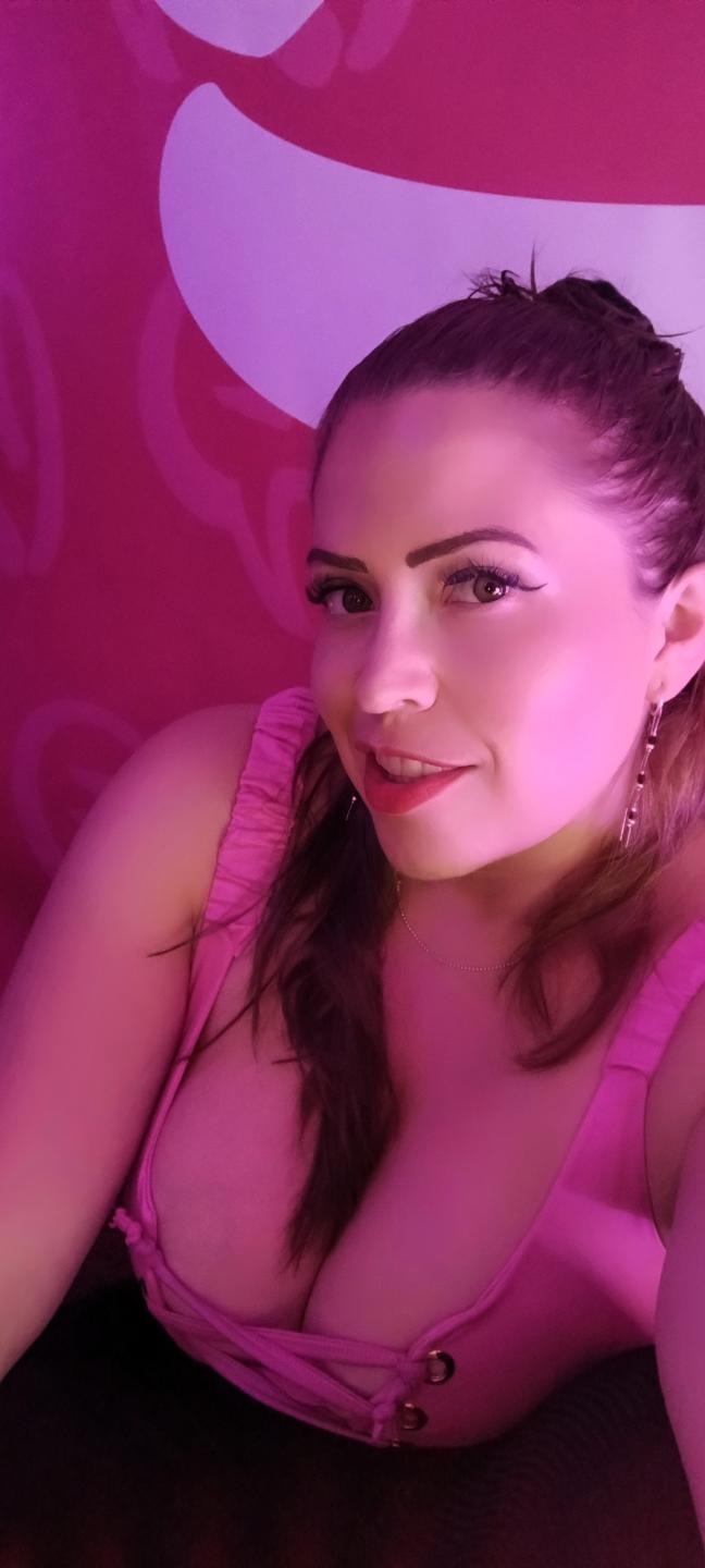 Image of cam model ImEmilyHanks from XloveCam