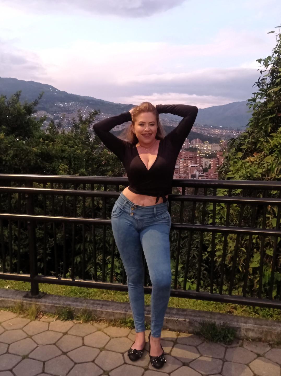 Image of cam model ImEmilyHanks from XloveCam
