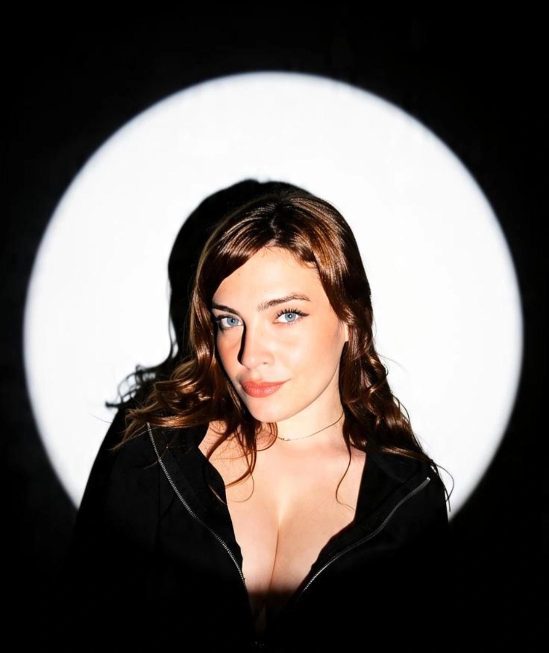 Image of cam model VeraLuxe from XloveCam