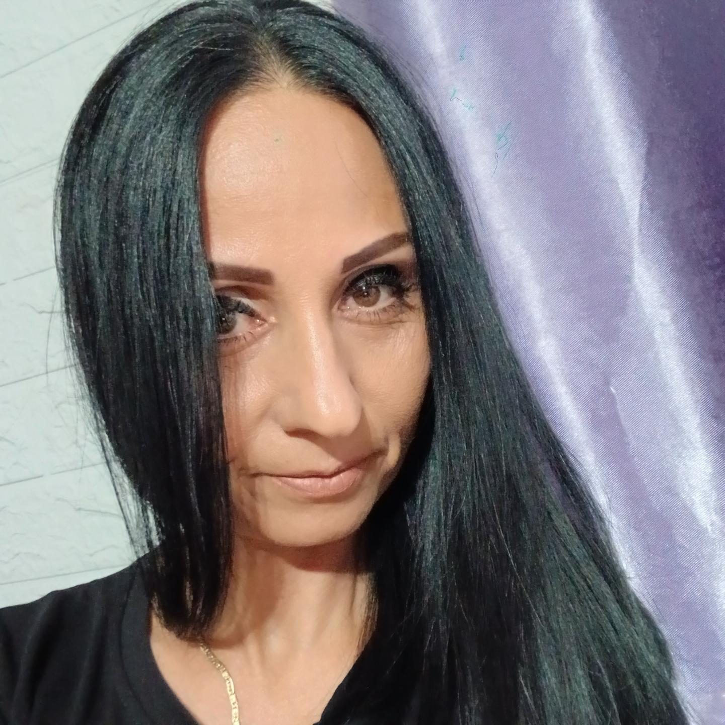Image of cam model RoxiyG from XloveCam