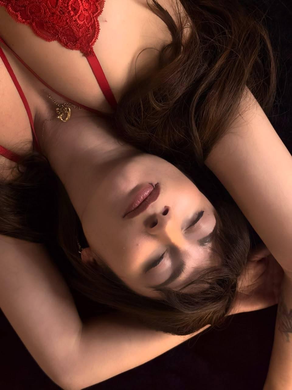 Image of cam model AlessiaLouren from XloveCam