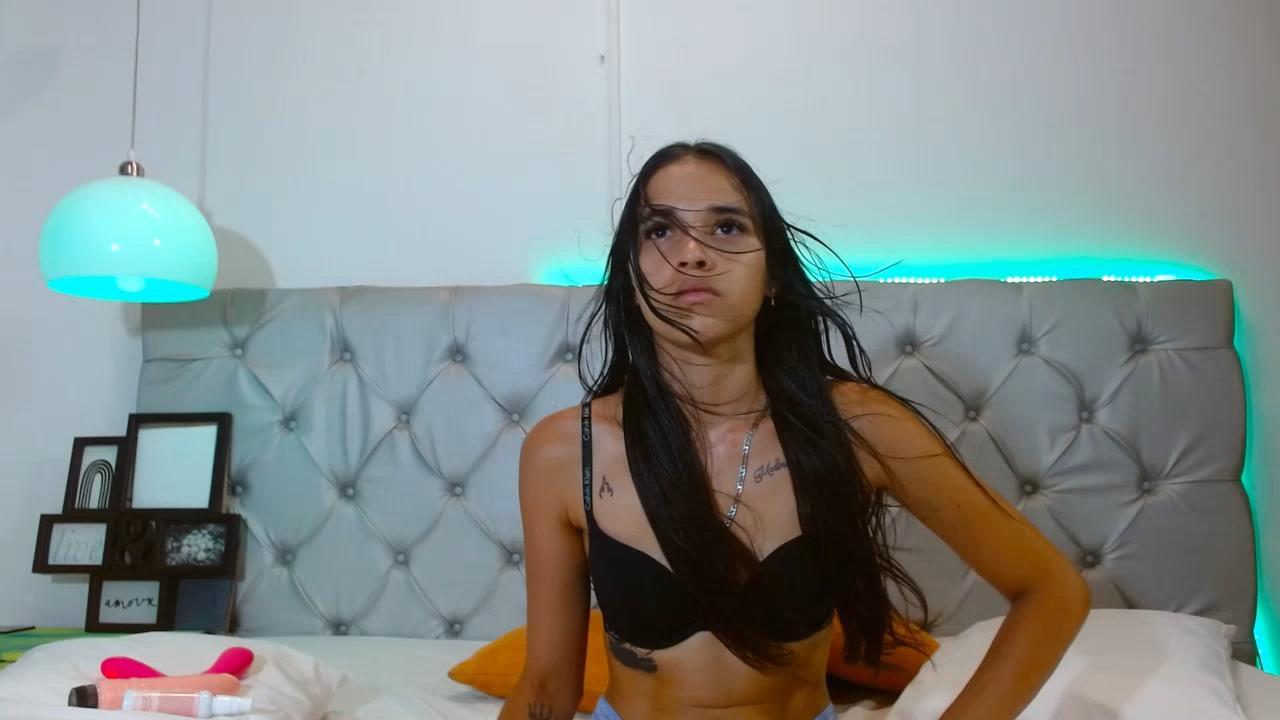 Image of cam model AmelieLaurent from XloveCam