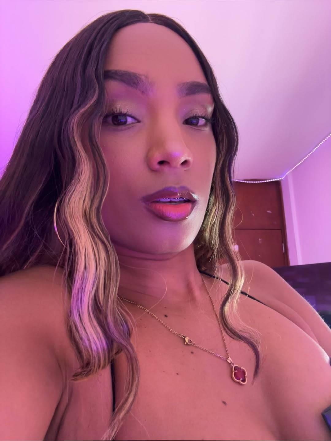 Image of cam model NatLewis from XloveCam