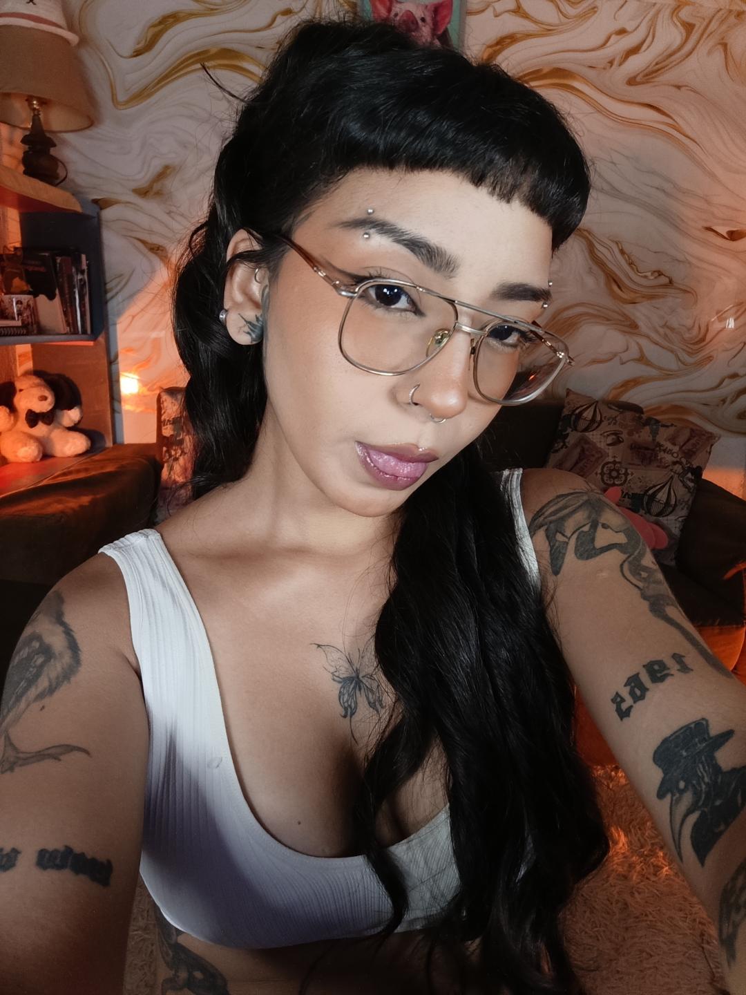 Image of cam model MilaThorne from XloveCam