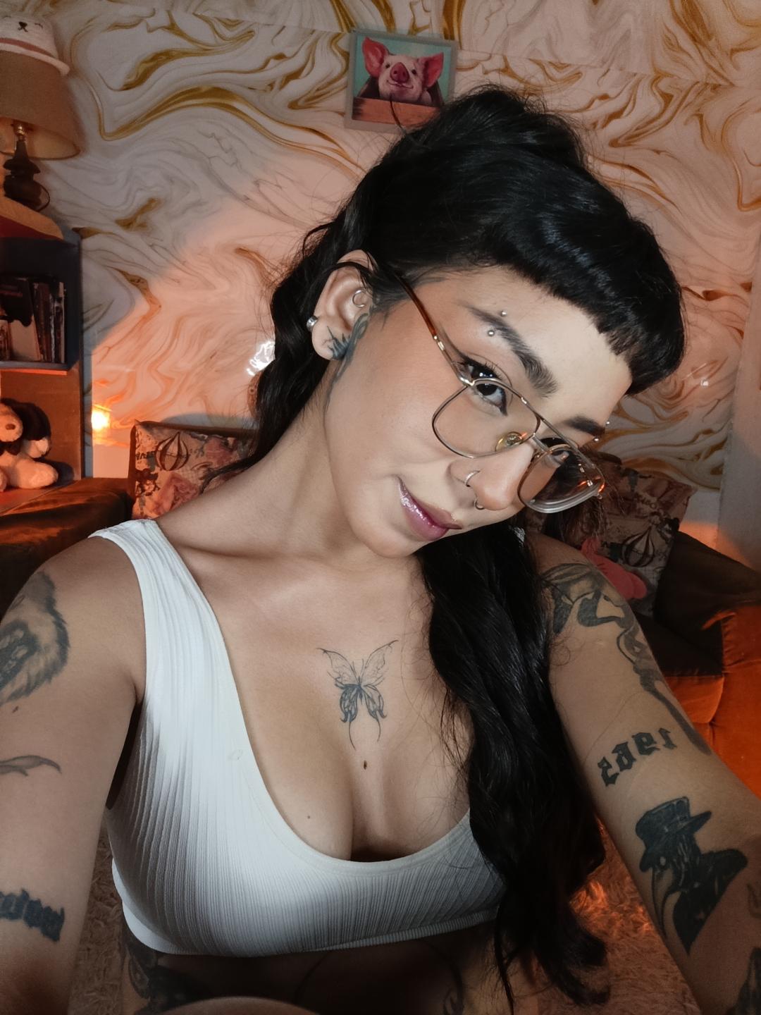 Image of cam model MilaThorne from XloveCam