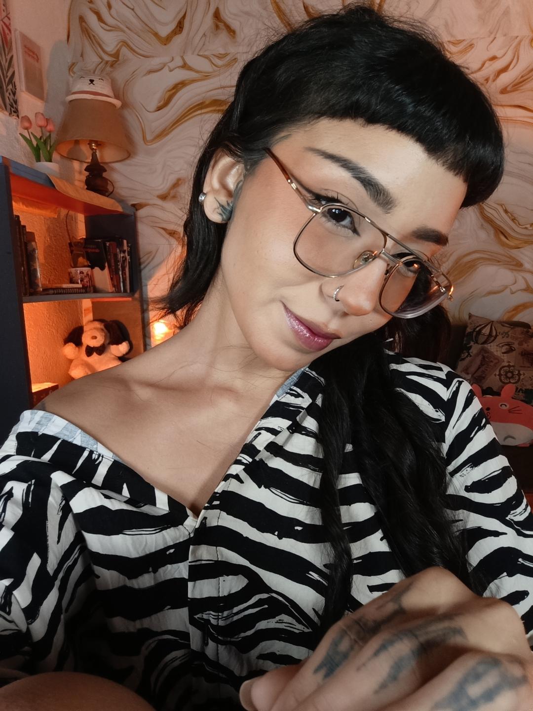 Image of cam model MilaThorne from XloveCam