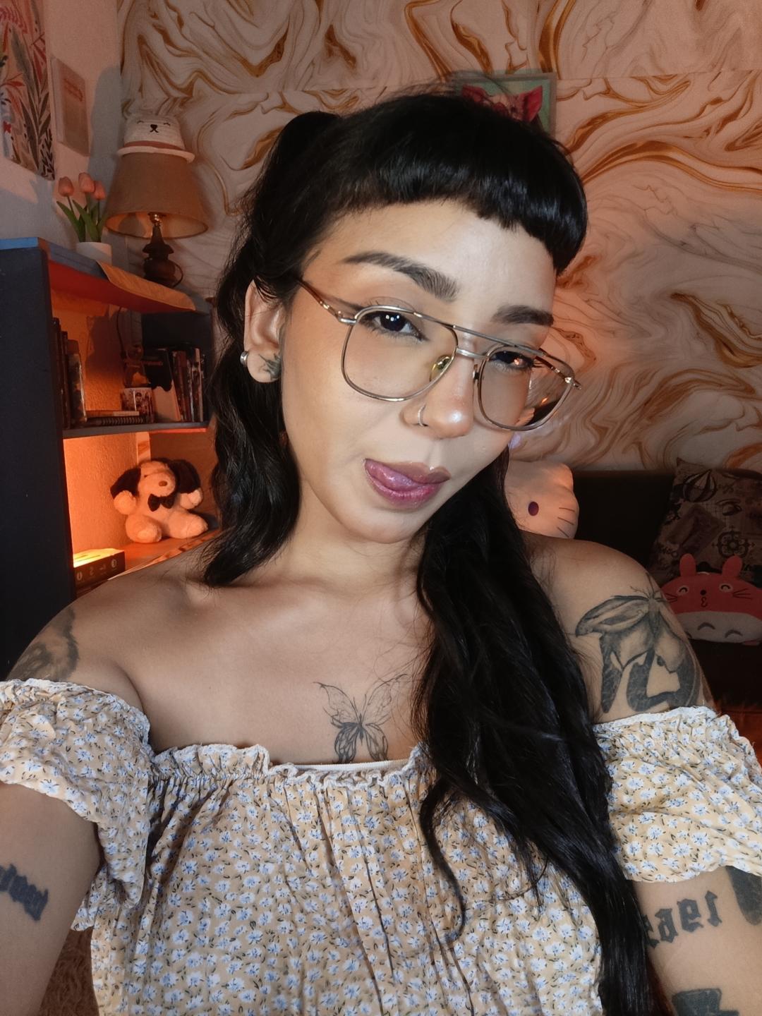 Image of cam model MilaThorne from XloveCam