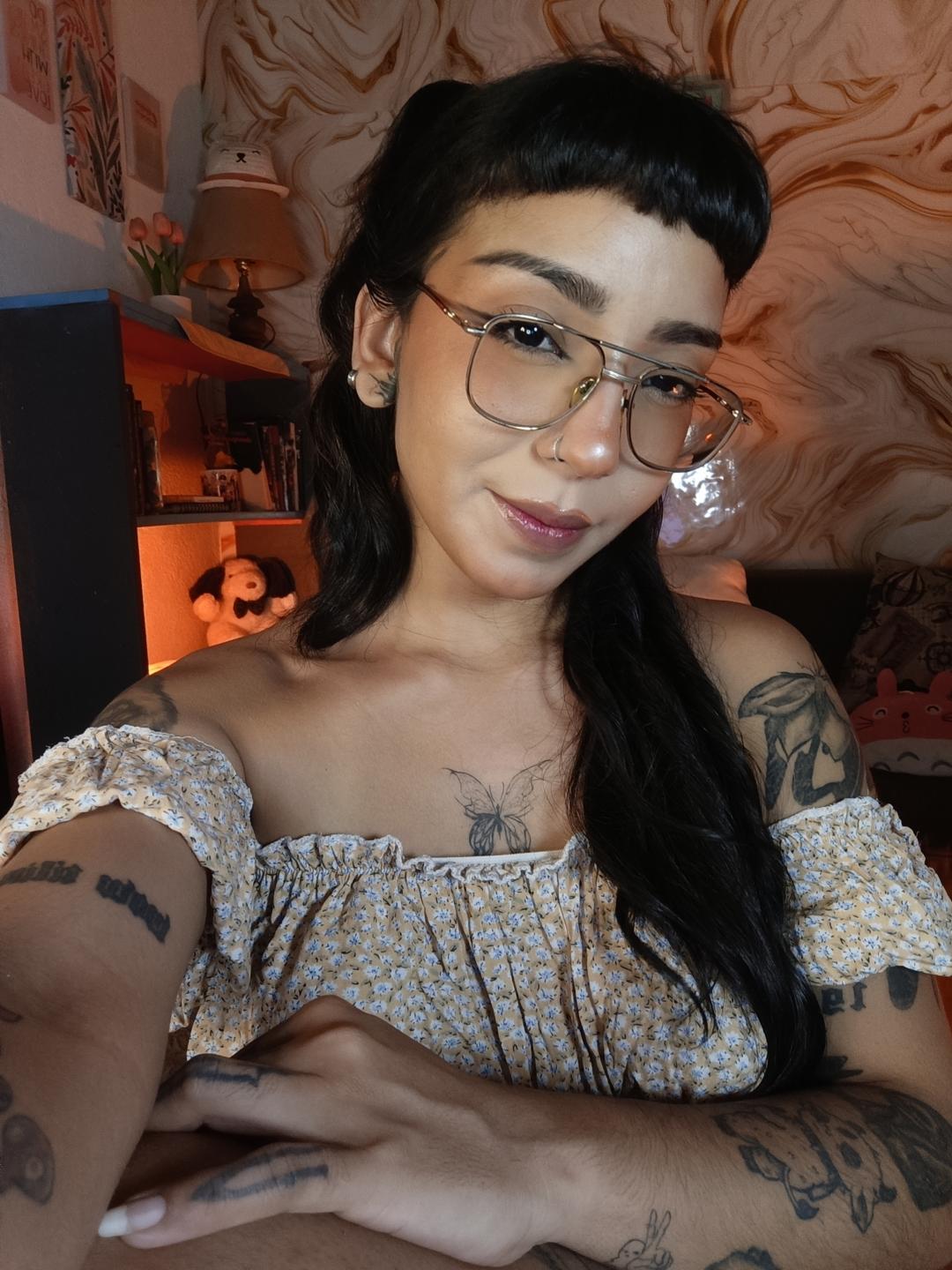 Image of cam model MilaThorne from XloveCam