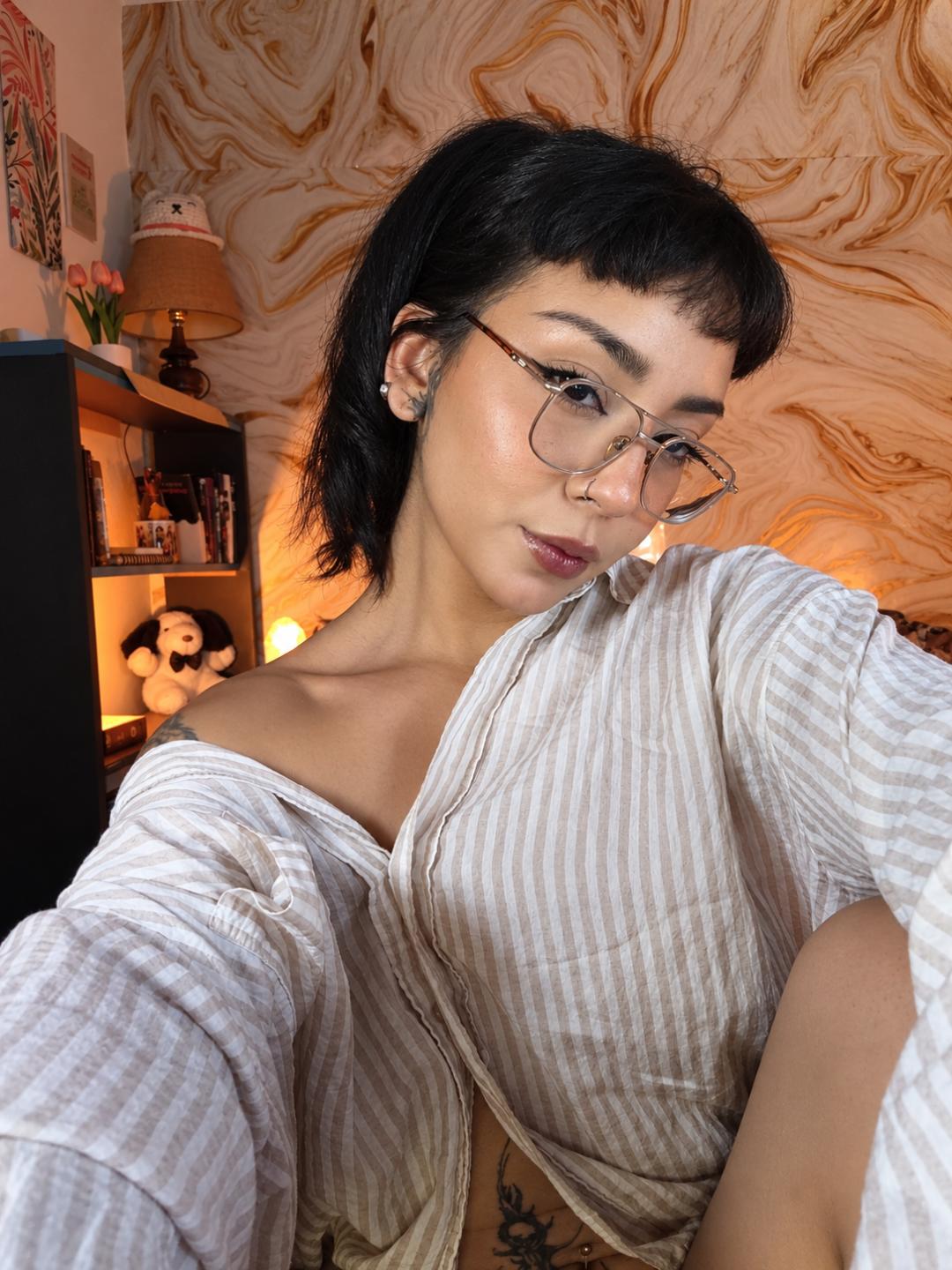 Image of cam model MilaThorne from XloveCam