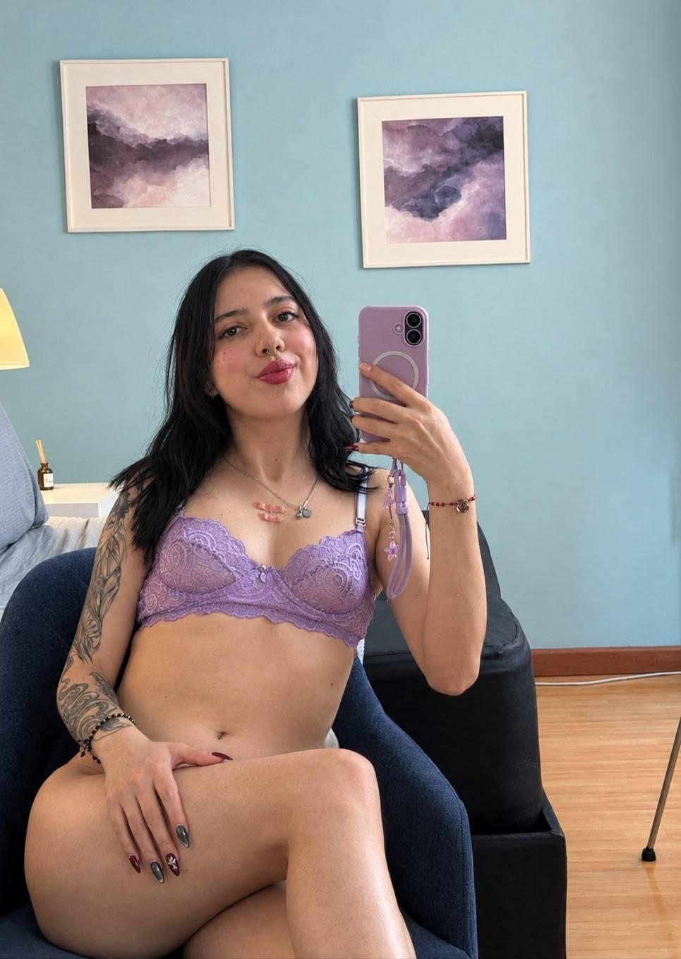 Image of cam model HannahCruz from XloveCam