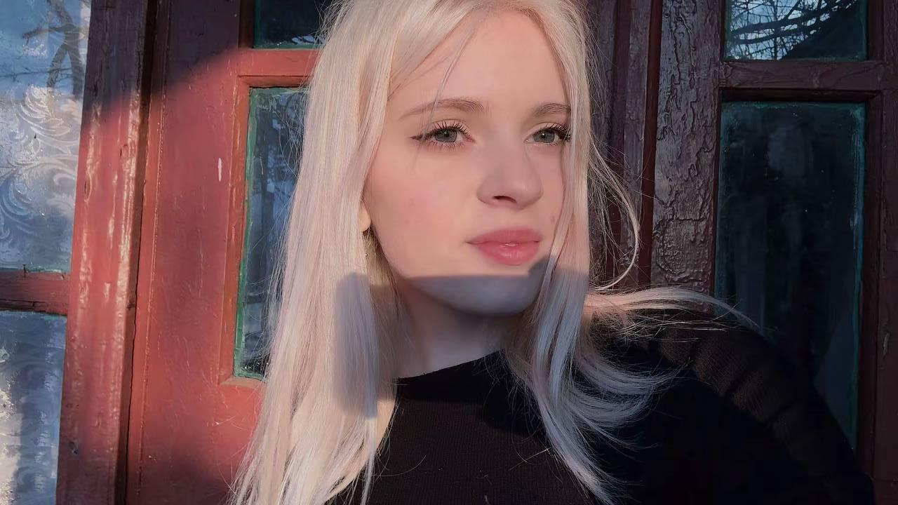 Image of cam model FallenAngelia from XloveCam