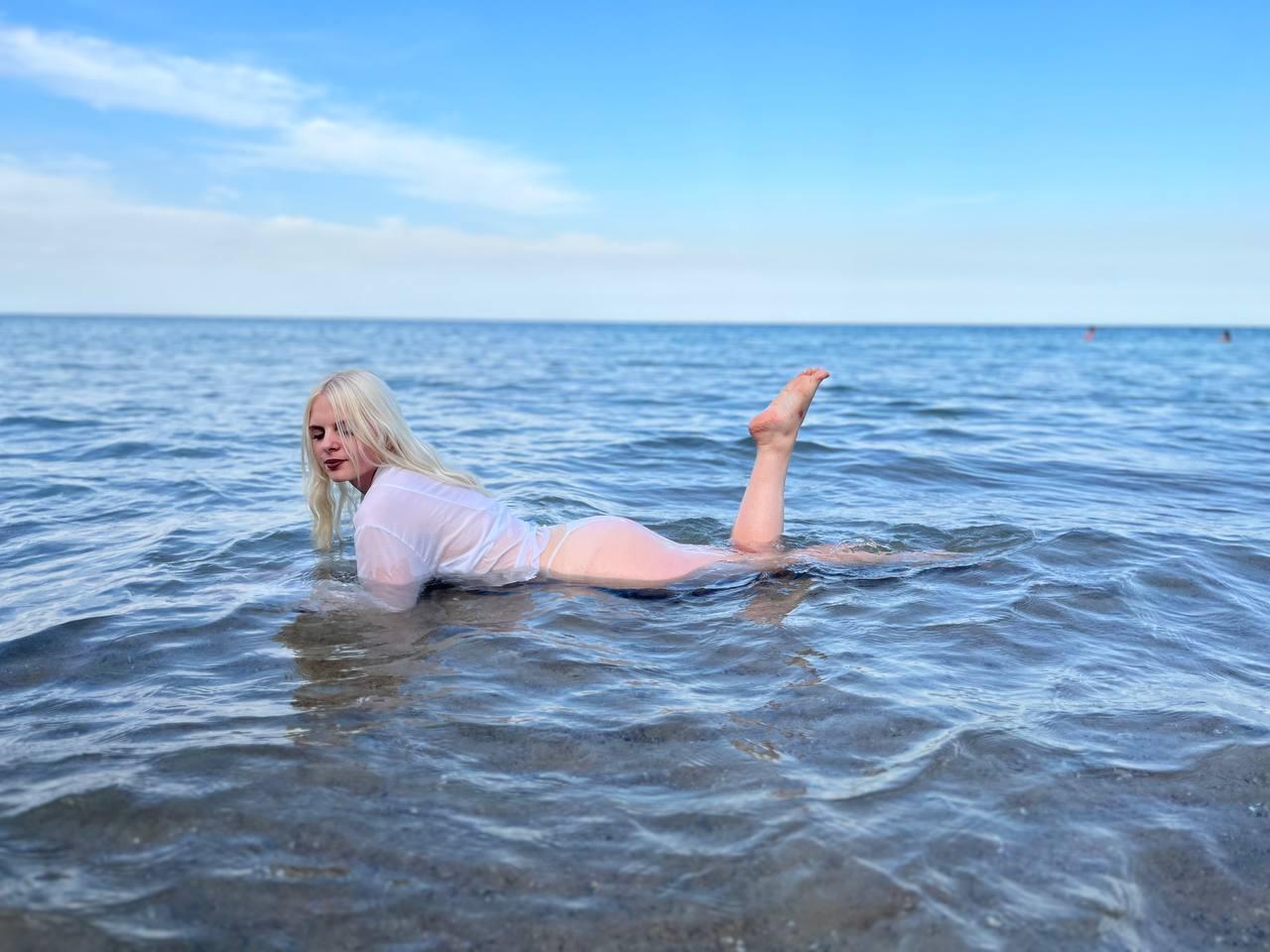 Image of cam model FallenAngelia from XloveCam
