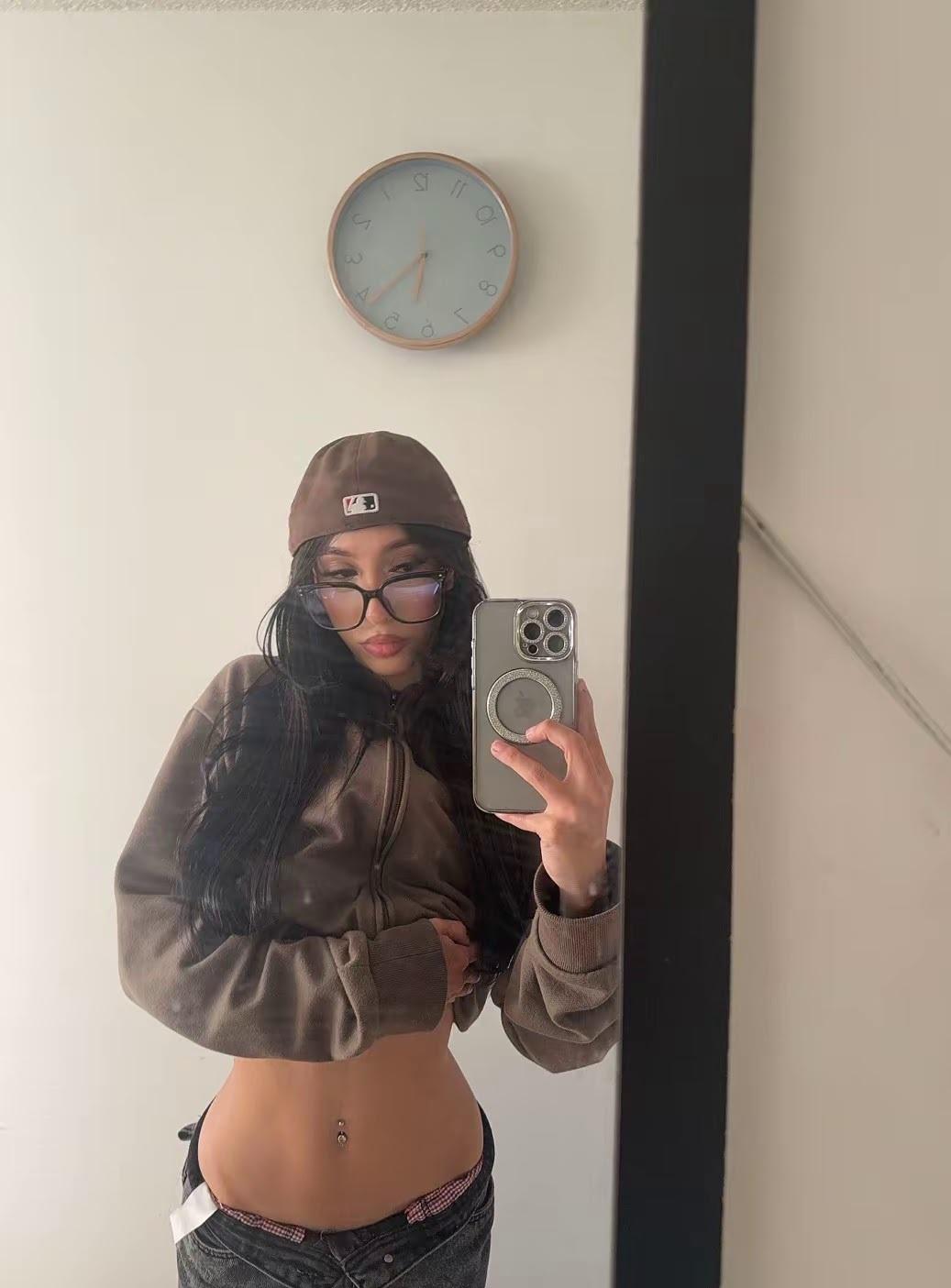 Image of cam model MaddyCoras from XloveCam