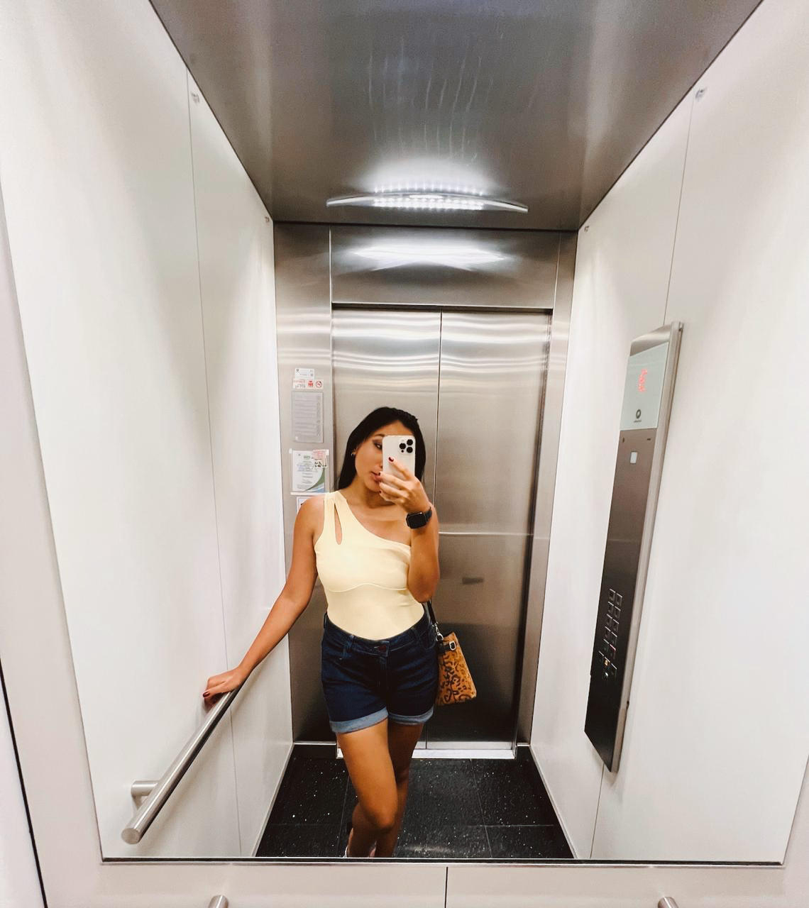 Image of cam model AmeliRoux from XloveCam