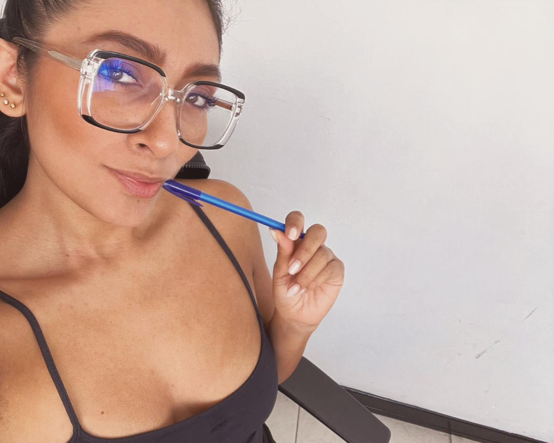 Image of cam model AmeliRoux from XloveCam