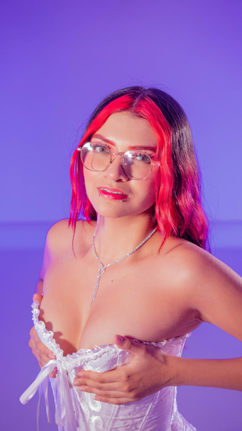 Image of cam model AriaRosel from XloveCam