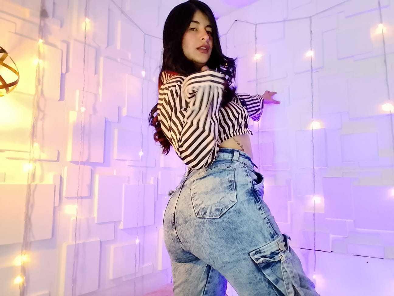 Image of cam model NinaHarpper from XloveCam