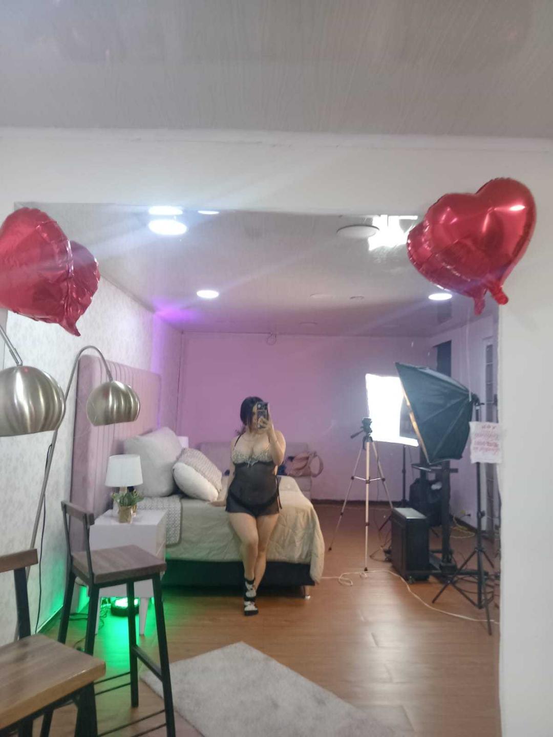 Image of cam model AlaiaStones from XloveCam