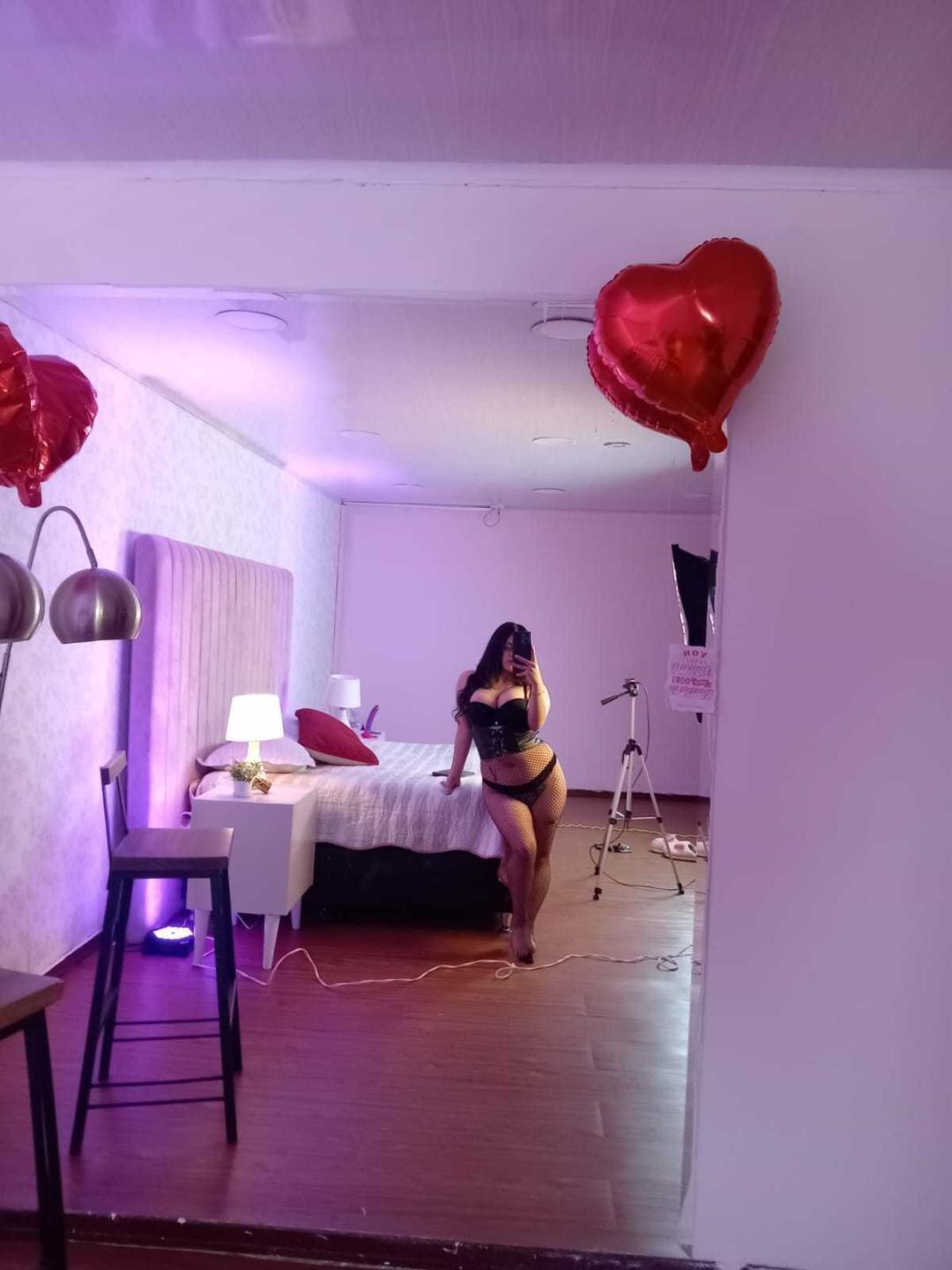 Image of cam model AlaiaStones from XloveCam
