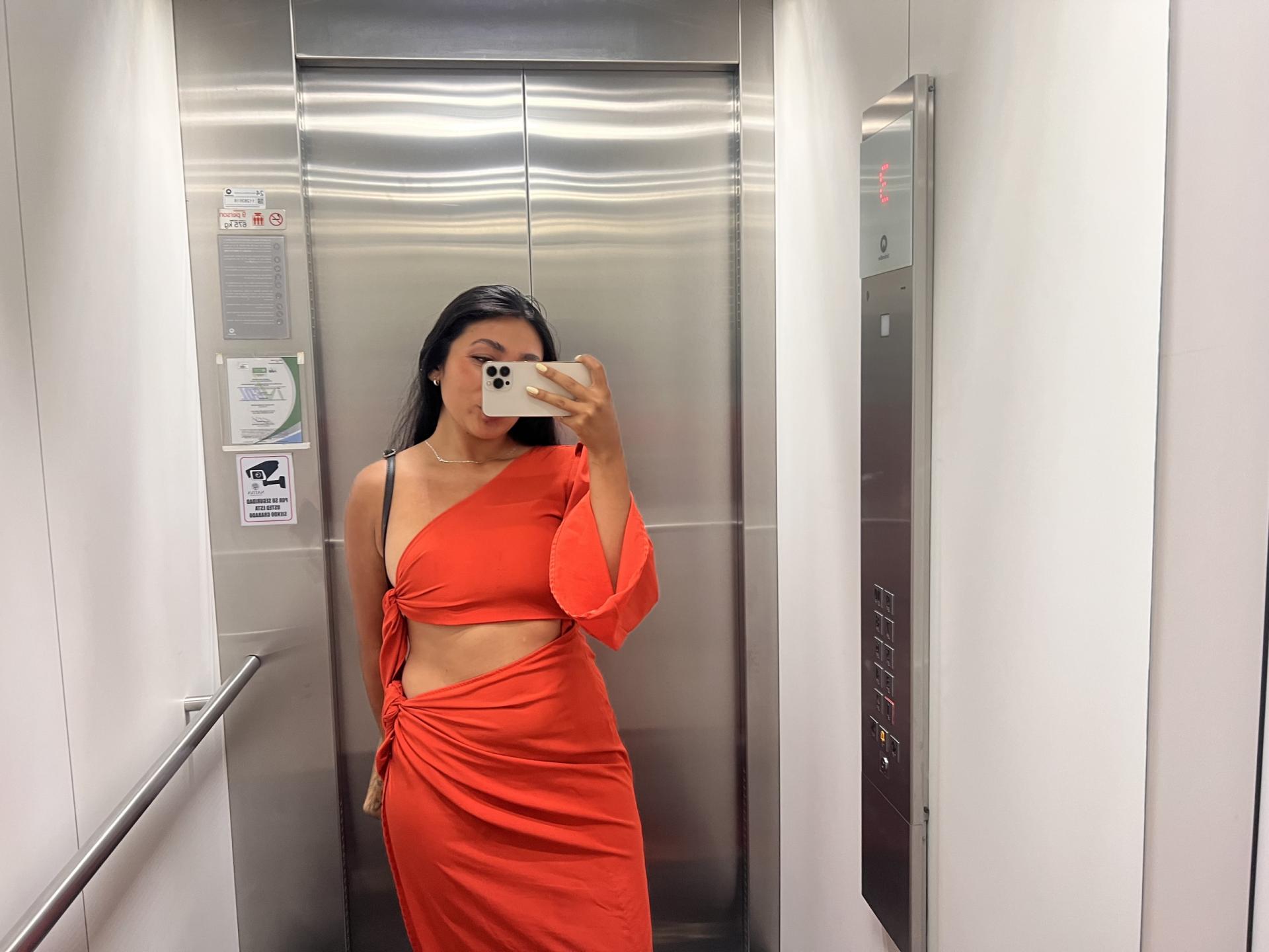 Image of cam model AmeliRoux from XloveCam