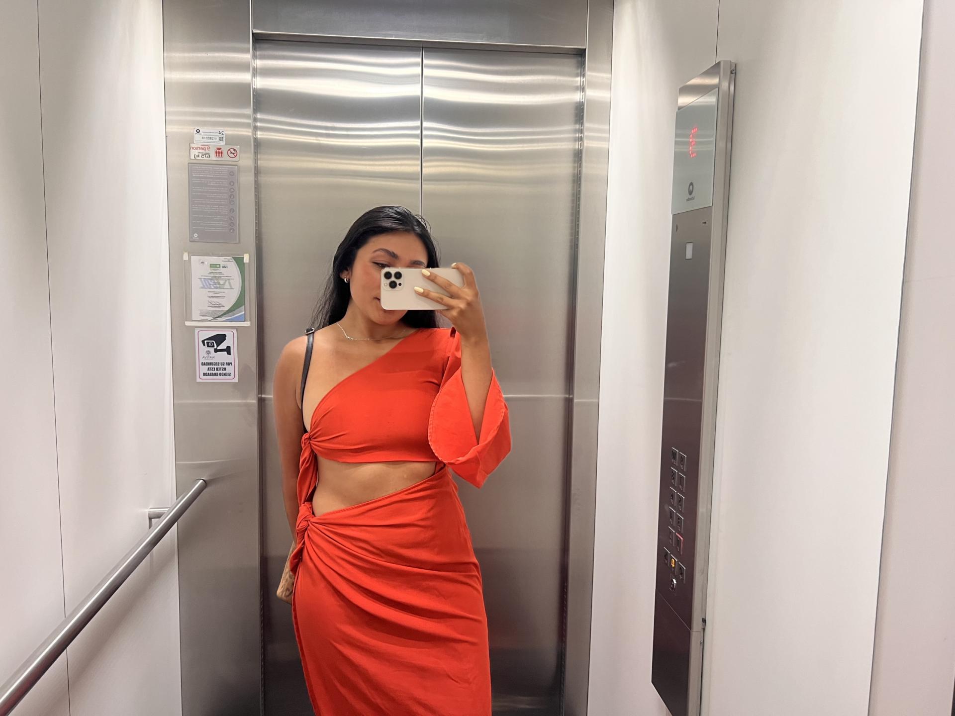 Image of cam model AmeliRoux from XloveCam