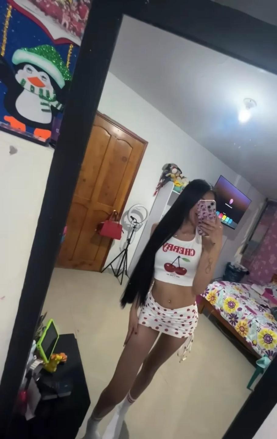 Image of cam model ZoeLux from XloveCam