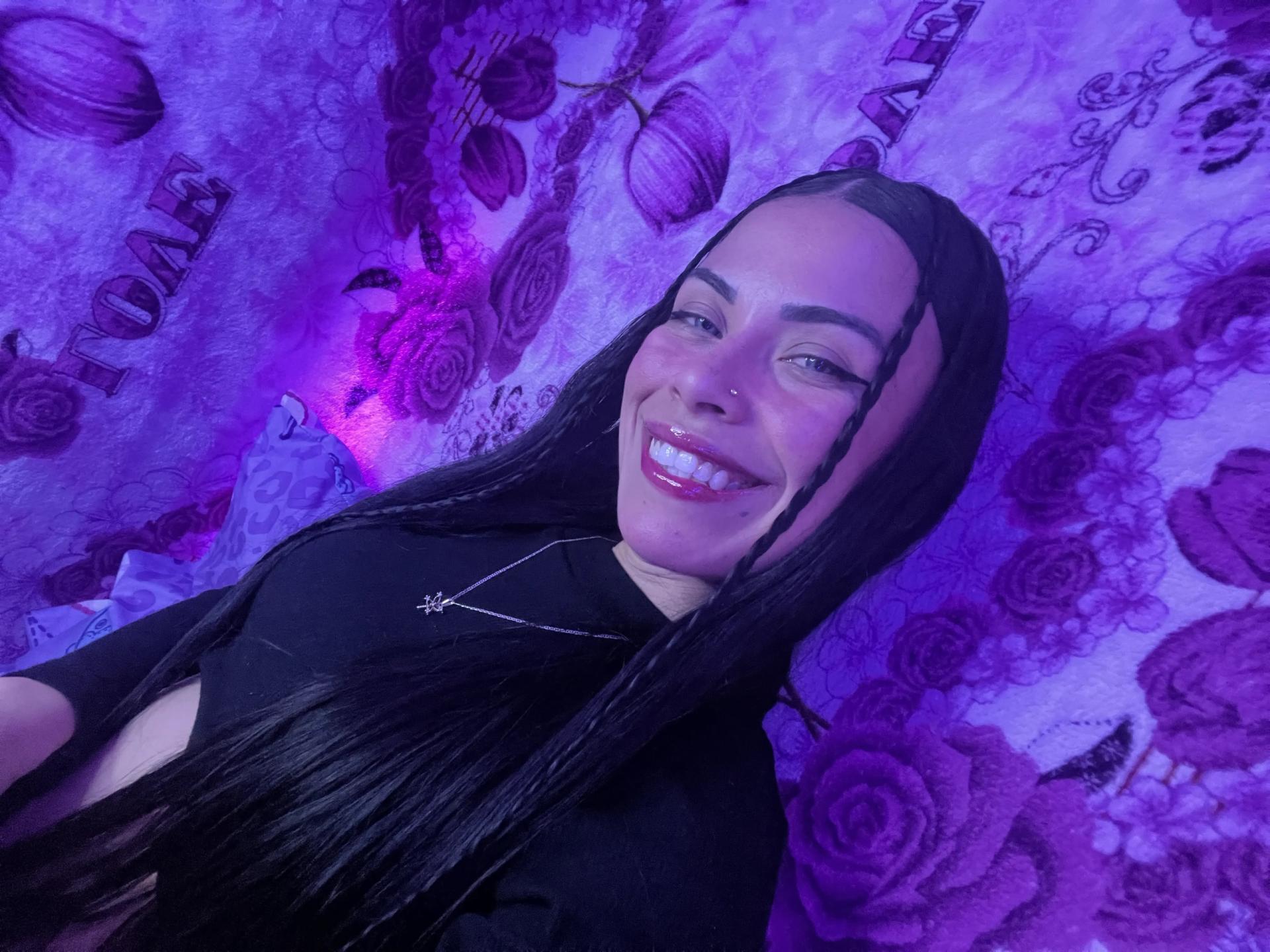 Image of cam model ZoeLux from XloveCam