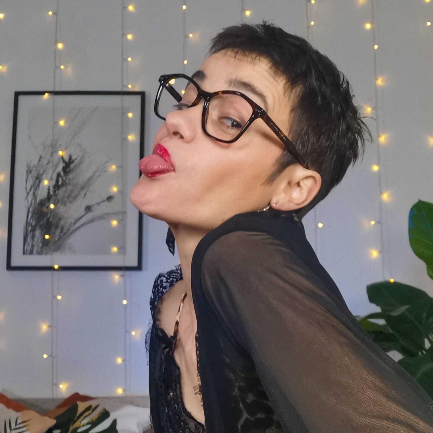 Image of cam model FrancaisePhoenix from XloveCam