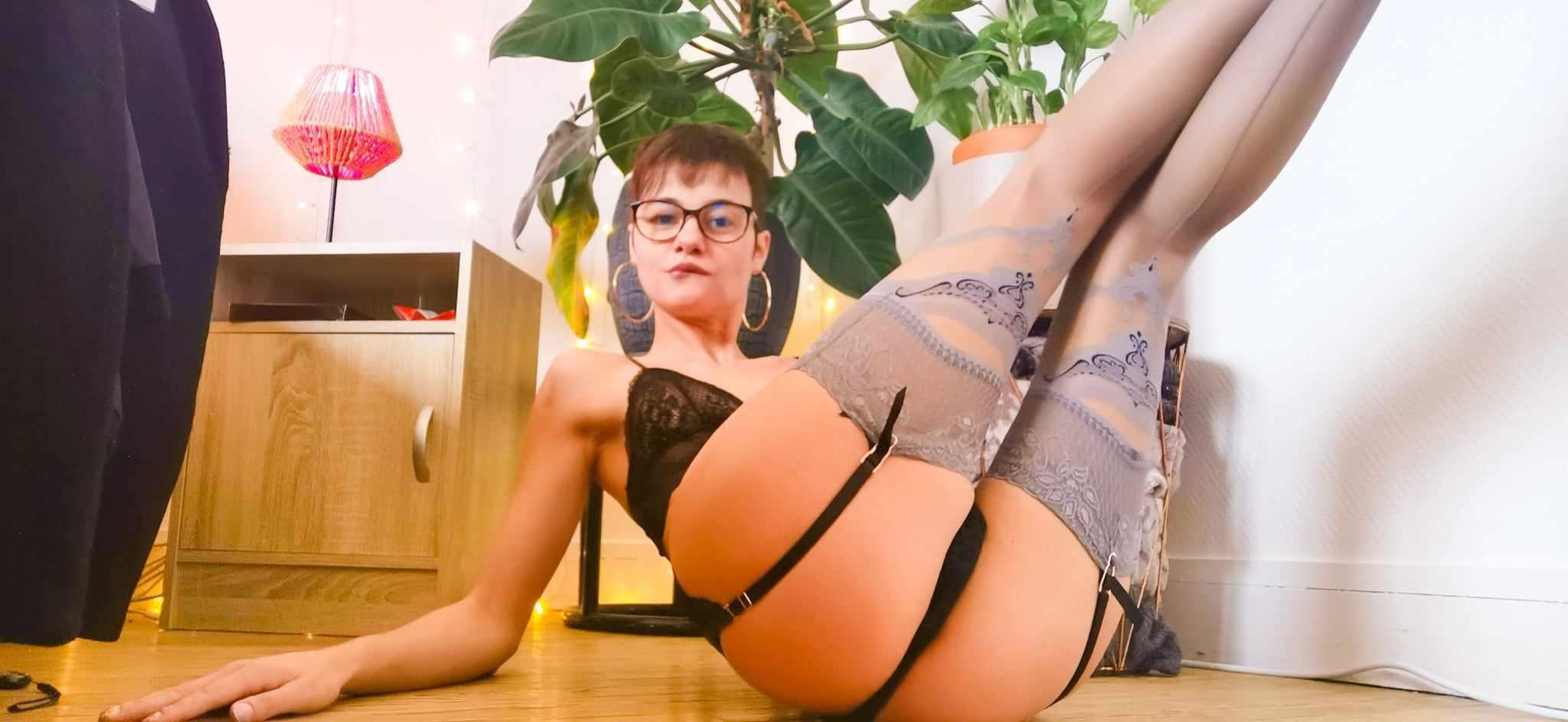 Image of cam model FrancaisePhoenix from XloveCam