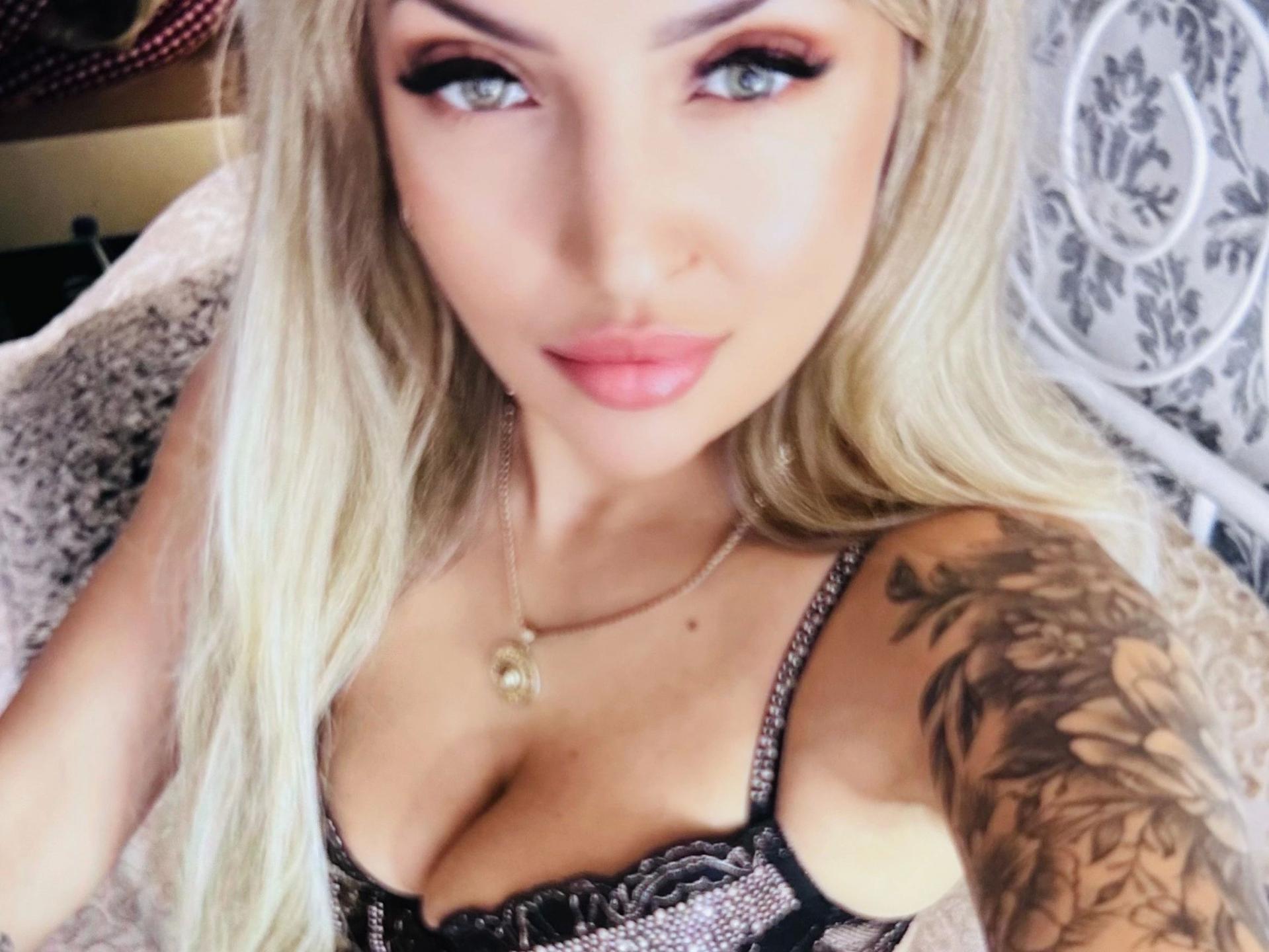 Image of cam model LadyKatie-hot from XloveCam