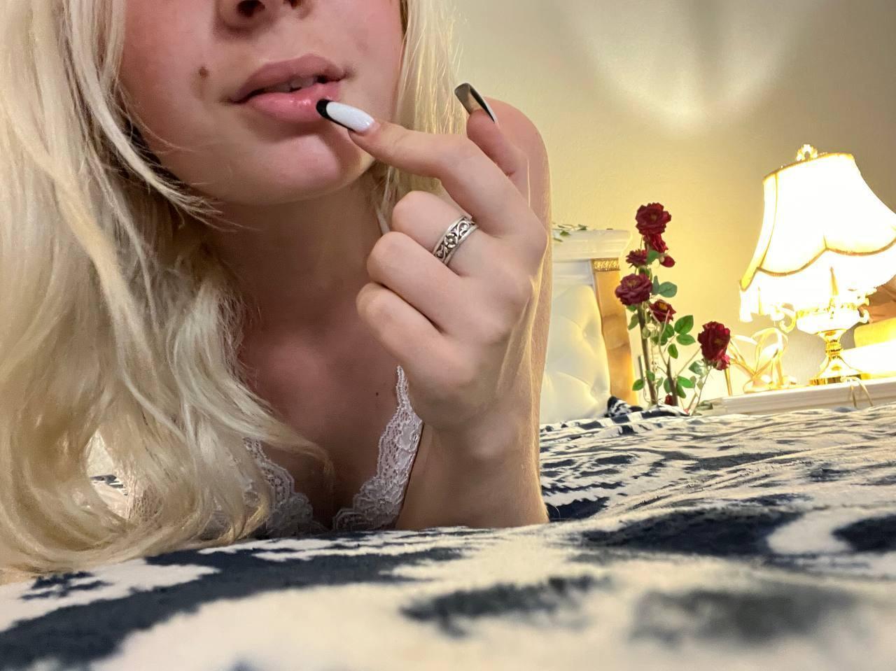 Image of cam model FallenAngelia from XloveCam