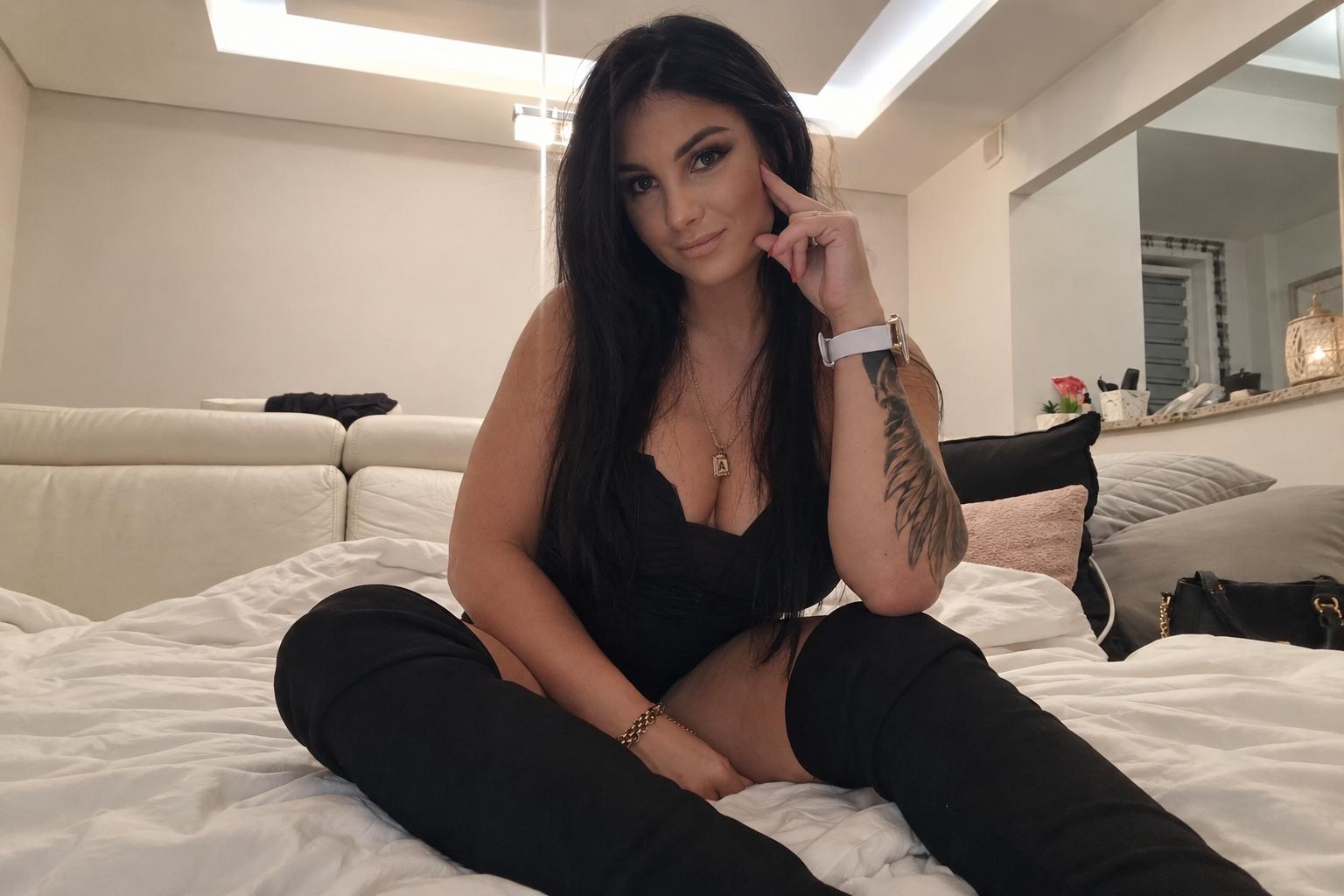 Image of cam model IvyMidnight from XloveCam