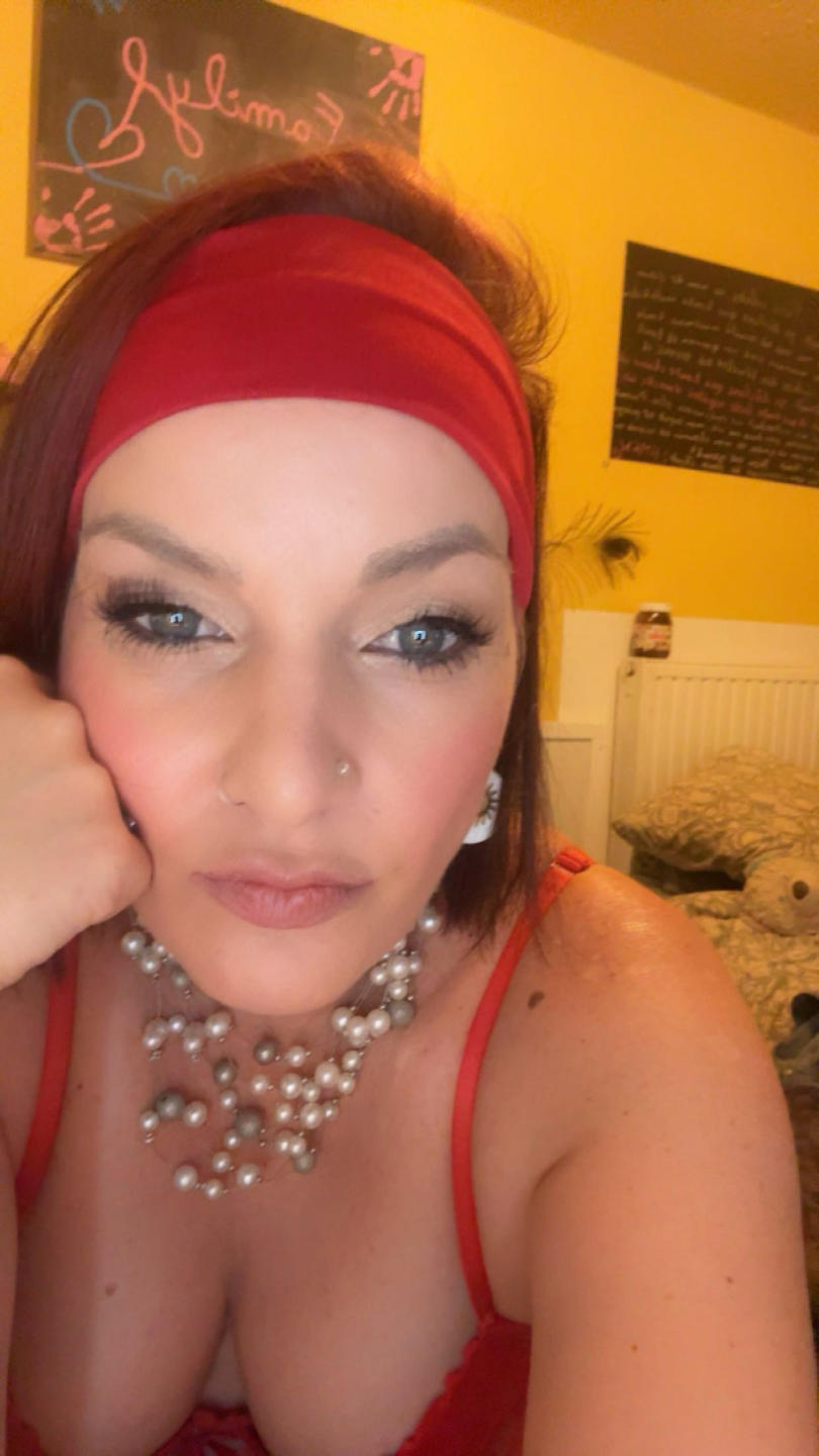 Image of cam model Catiminiclan (DaisyRer, VendeuseDereves) from XloveCam