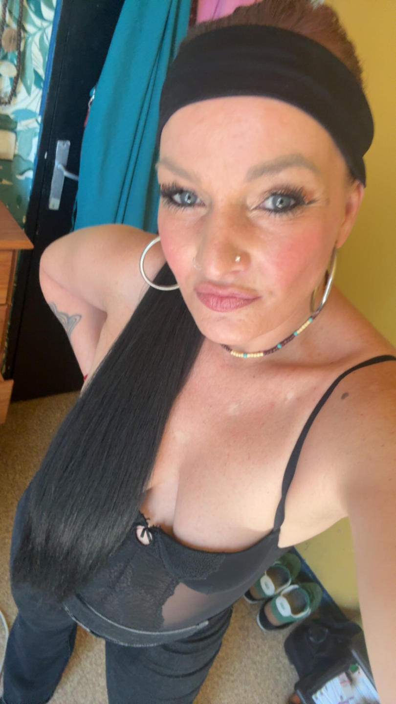 Image of cam model Catiminiclan (DaisyRer, VendeuseDereves) from XloveCam