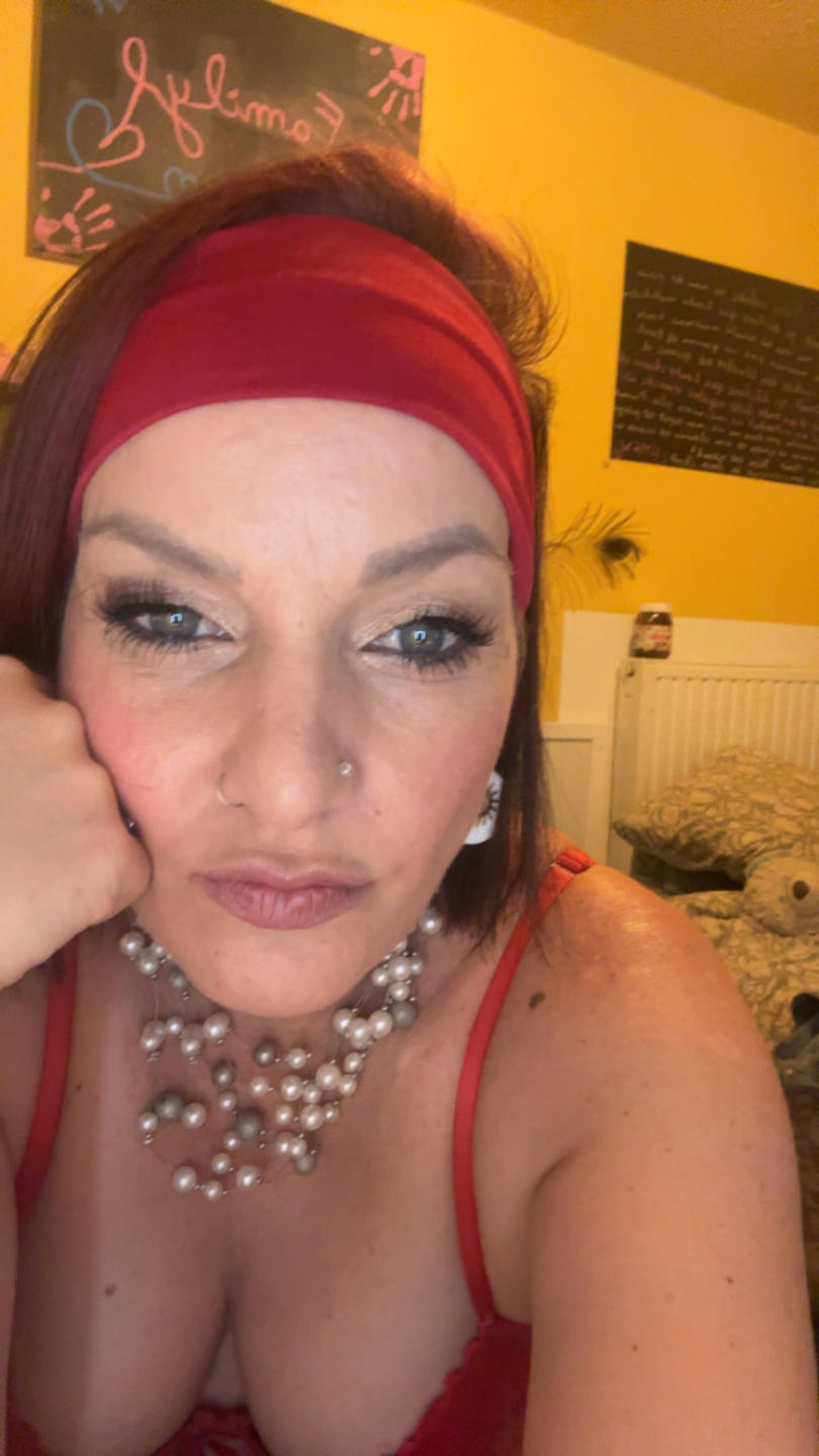Image of cam model Catiminiclan (DaisyRer, VendeuseDereves) from XloveCam