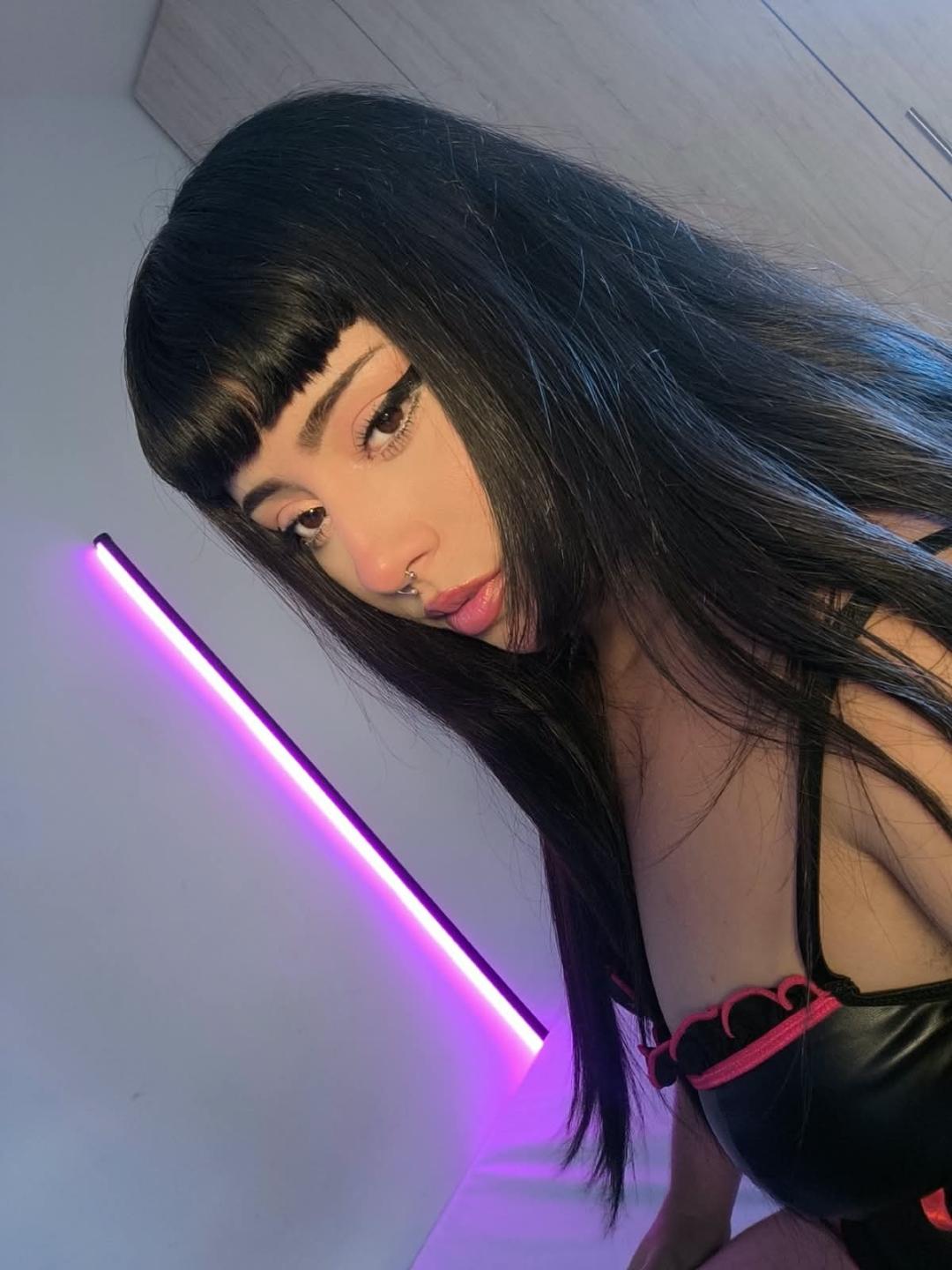 Image of cam model MimiLuvx from XloveCam