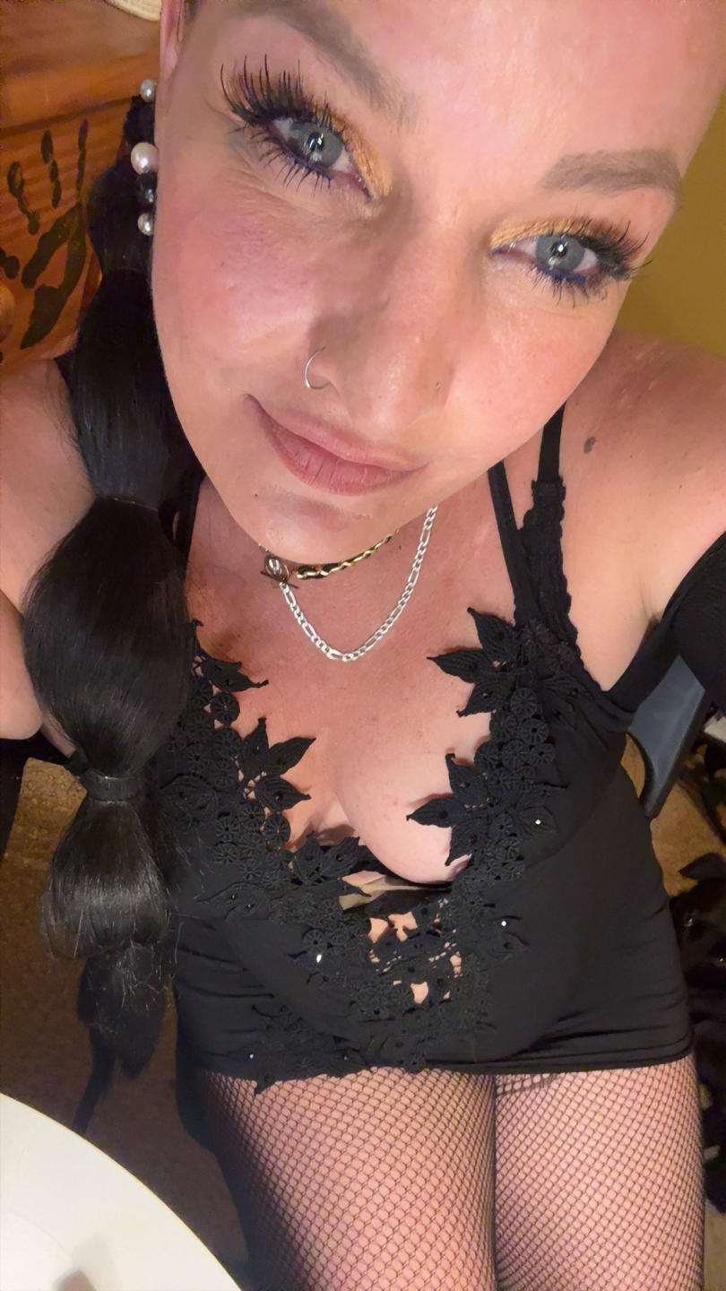 Image of cam model Catiminiclan (DaisyRer, VendeuseDereves) from XloveCam