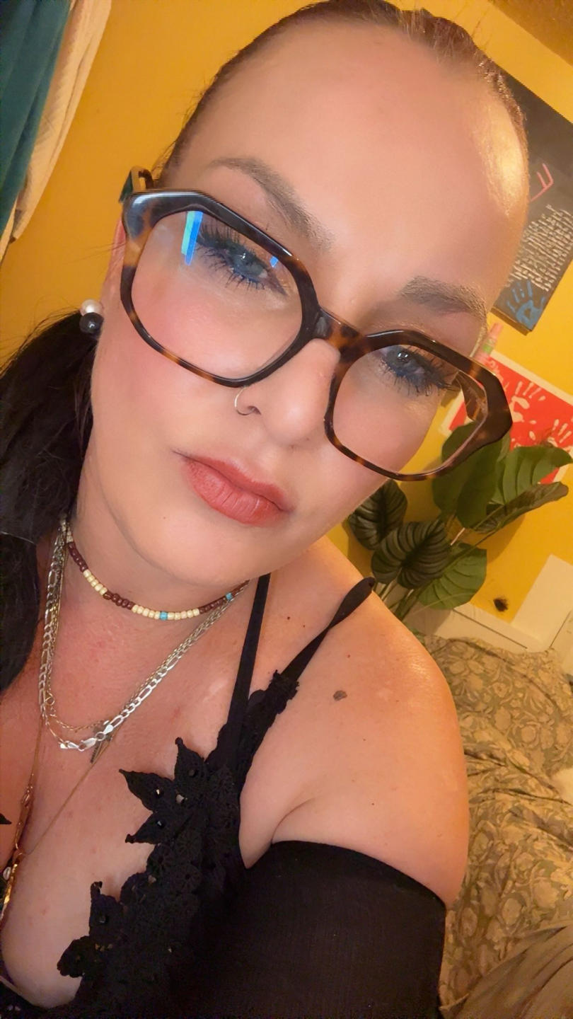 Image of cam model Catiminiclan (DaisyRer, VendeuseDereves) from XloveCam