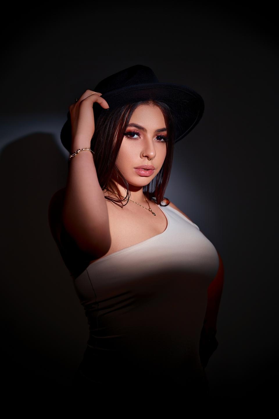Image of cam model VanessaClose from XloveCam