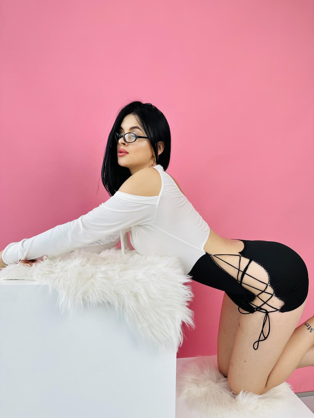 Image of cam model Olieri from XloveCam
