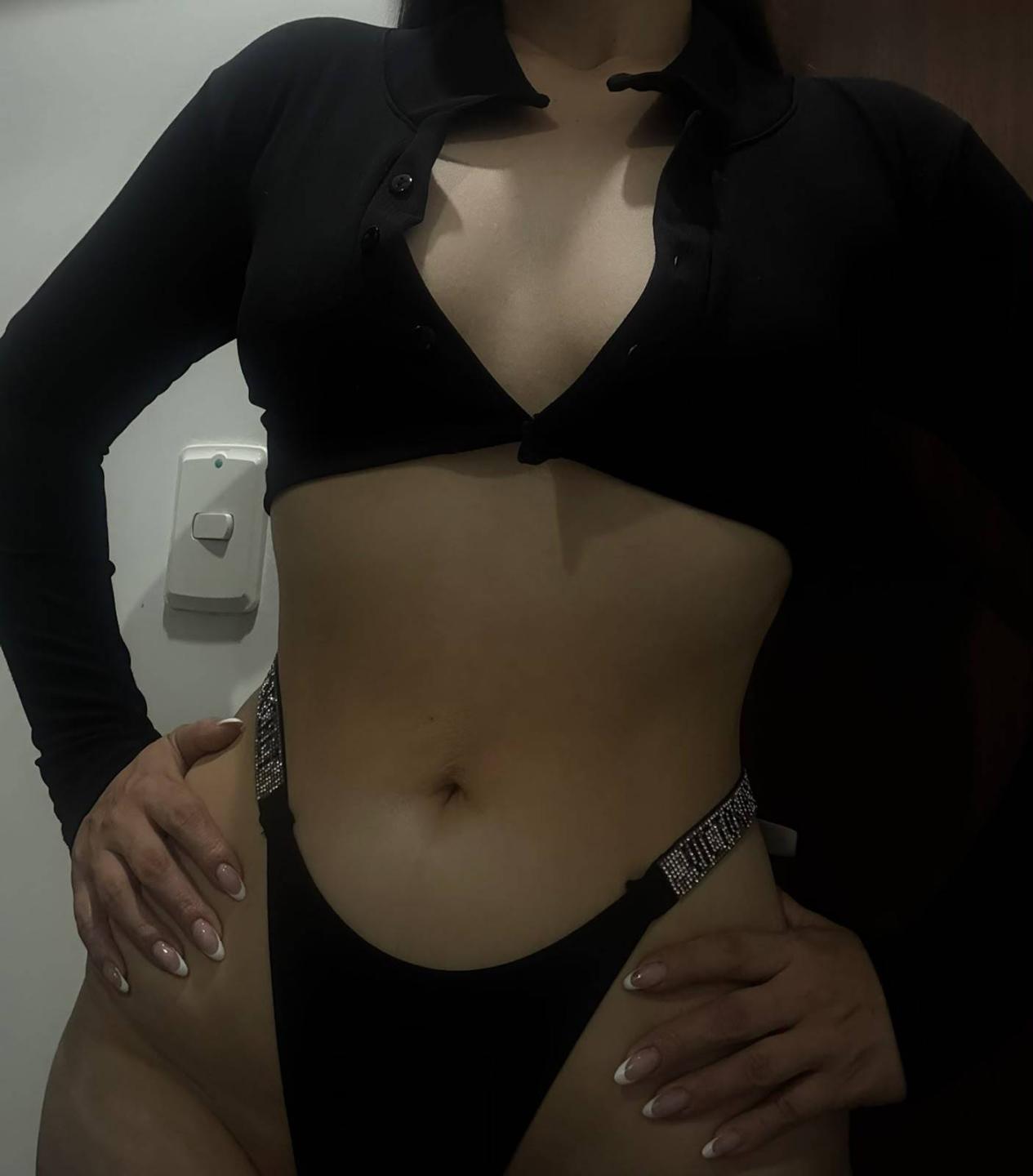 Image of cam model KhatySaenz from XloveCam