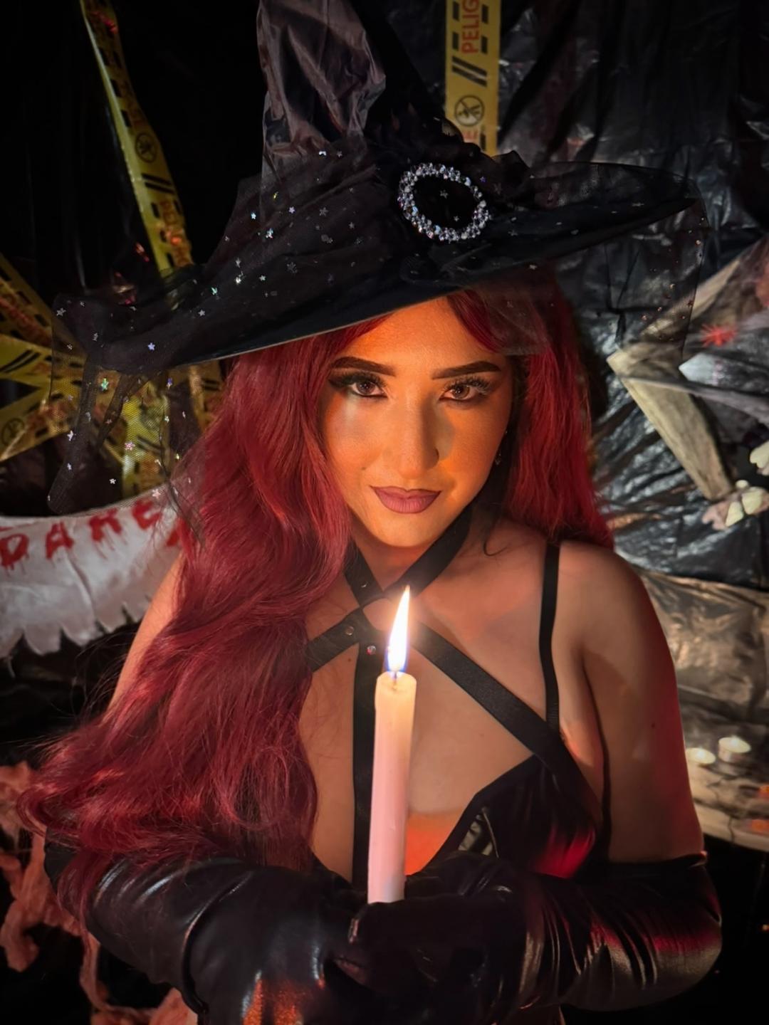 Image of cam model MiaRouusee from XloveCam