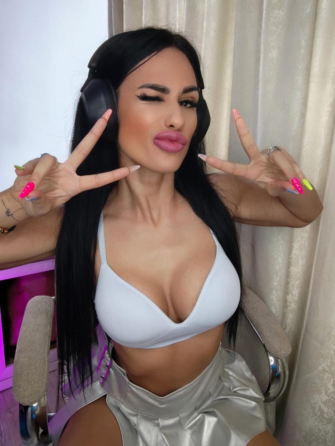 Image of cam model CharlotteAria from XloveCam