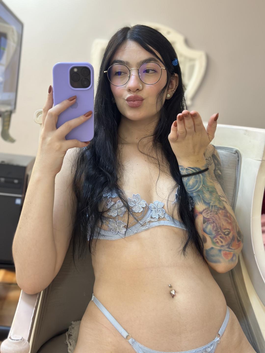 Image of cam model EvaaFarix from XloveCam