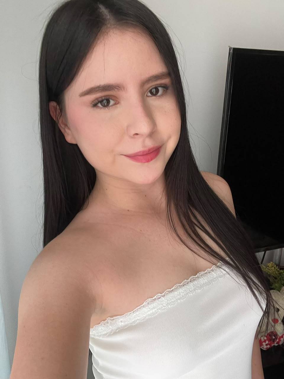 Image of cam model IsolDevan from XloveCam