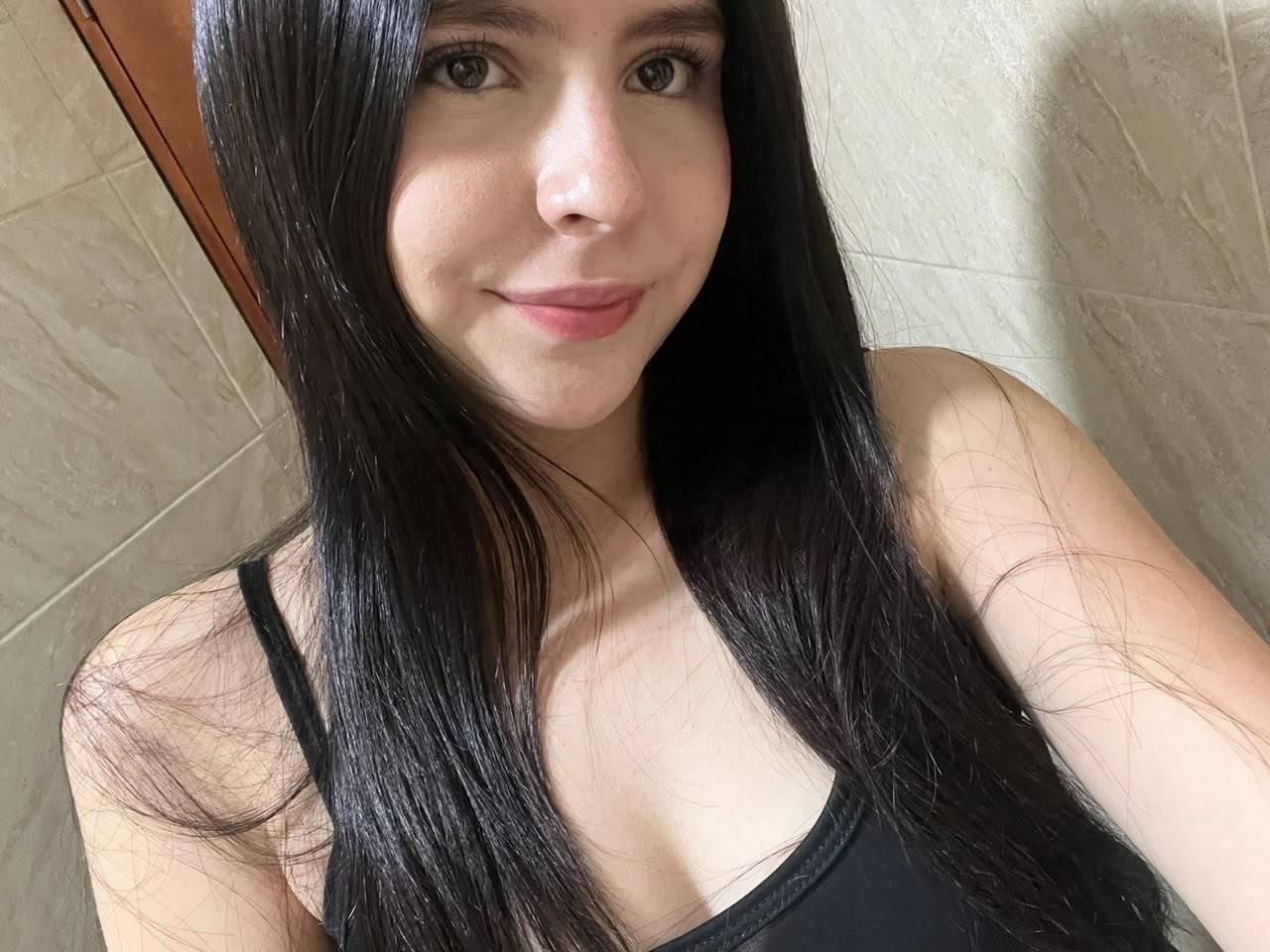 Image of cam model IsolDevan from XloveCam