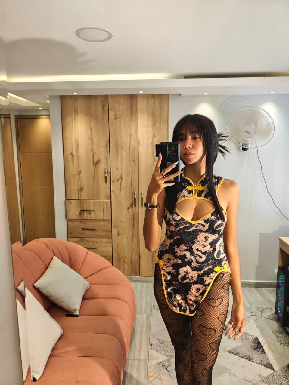 Image of cam model LunaRoja69 from XloveCam